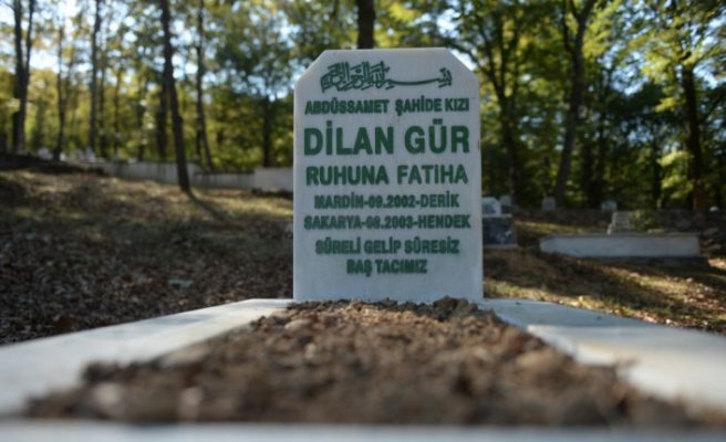 Sakarya'da Mardinli mevsimlik işçinin ölen kızı için mezar taşı yaptırıldı