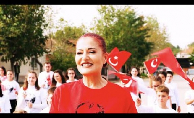 Sanatçı Candan Erçetin'den Cumhuriyet Bayramı'na özel klip