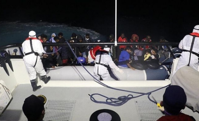 Türk kara sularına itilen 18 düzensiz göçmen kurtarıldı