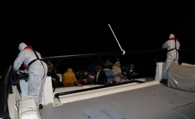 Denizde mahsur kalan 29 düzensiz göçmen kurtarıldı