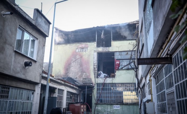Bursa'da yangında zarar gören Türk bayrağını polis ekipleri koruma altına aldı