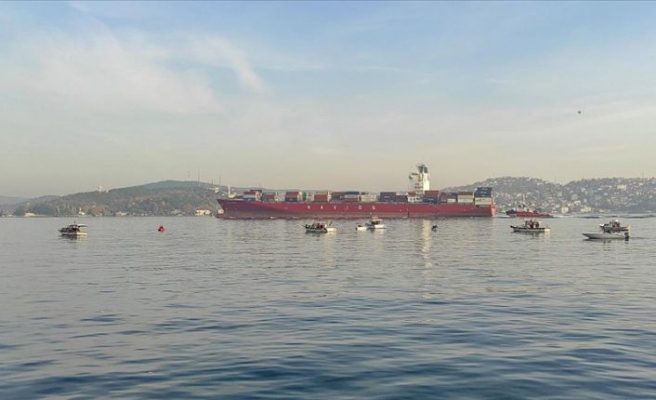 Dev konteyner gemisi İstanbul Boğazı'ndan geçti