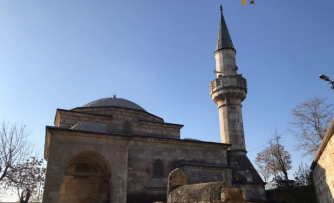 Edirne'de tarihi camiye zarar vermeye çalışan zanlı aranıyor