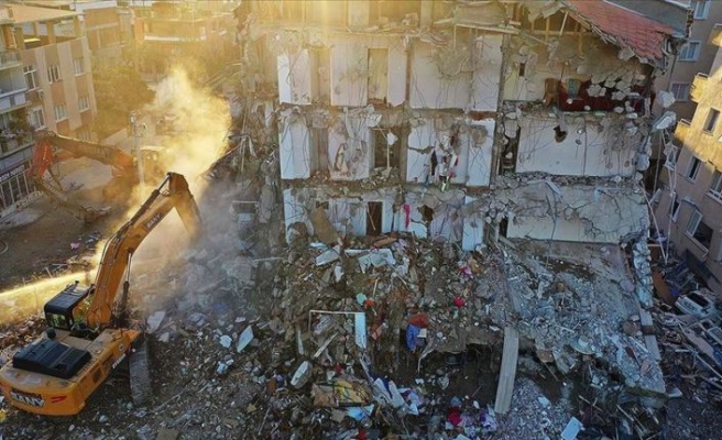 İzmir'deki depremde yıkılan binalarla ilgili gözaltına alınan 9 şüpheli adliyeye sevk edildi