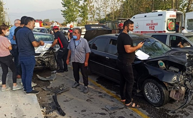 Sakarya'da 3 aracın çarpıştığı kazada 2 kişi yaralandı