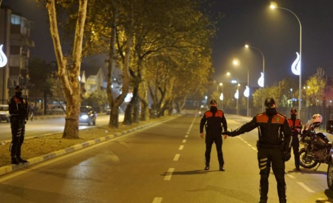 Sakarya'da sokağa çıkma kısıtlamasını ihlal eden 123 kişiye ceza kesildi