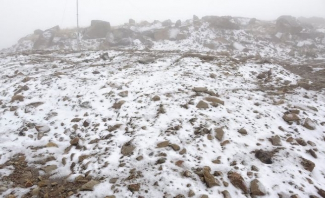 Uludağ'a mevsimin ilk kar yağışı düştü