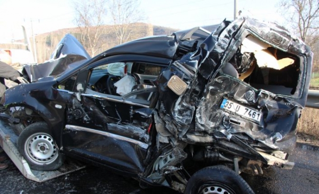 Bilecik'te tırın çarptığı hafif ticari aracın sürücüsü ağır yaralandı