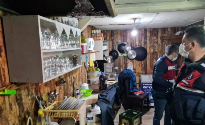 Perdelerle kapatılıp içkili restorana dönüştürülen bağ evindeki 20 kişiye para cezası