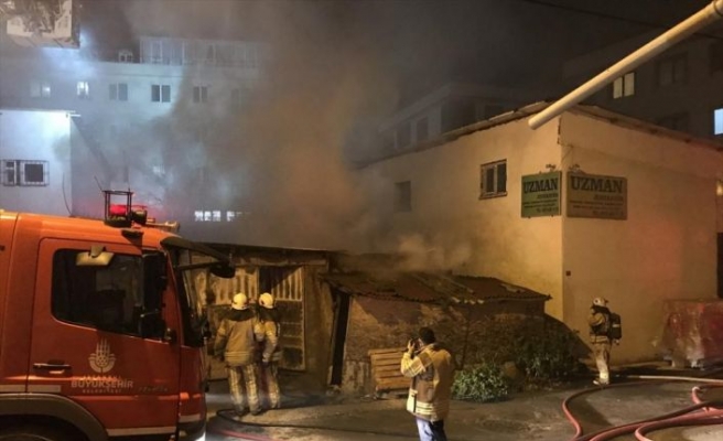 İstanbul'da bir iş yerinde çıkan yangın söndürüldü