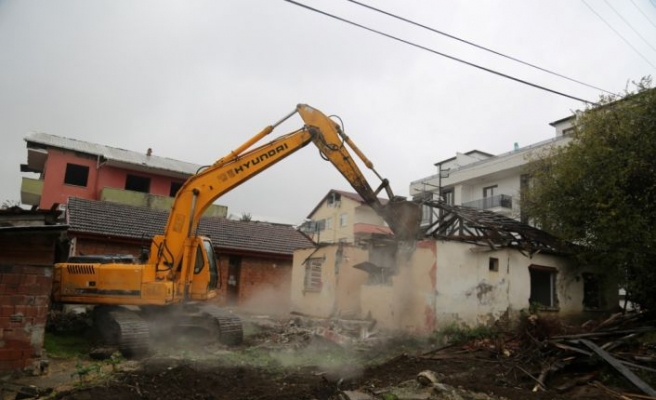 Marmara Depremi'nin “merkez üssü“nde hasarlı binalar yıkılıyor