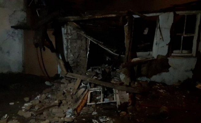 Metruk ev, çıkan yangının ardından çöktü