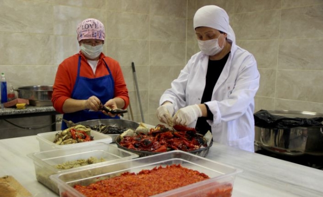 Ninelerinden öğrendikleri yöntemle “Balkan sosu“ üretiyorlar