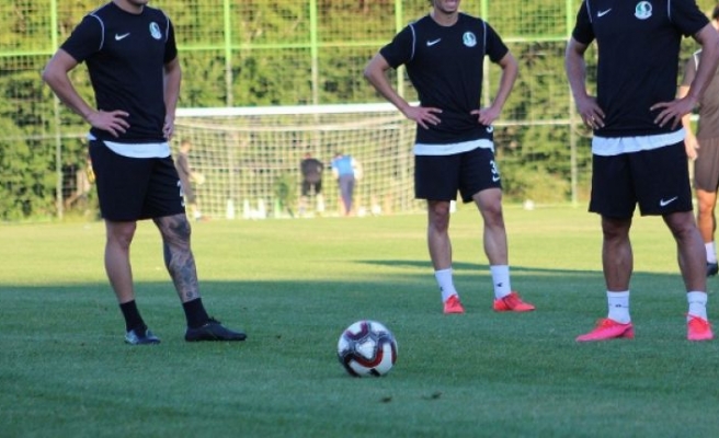 Sakaryaspor'da 10 futbolcunun Kovid-19 testi pozitif çıktı
