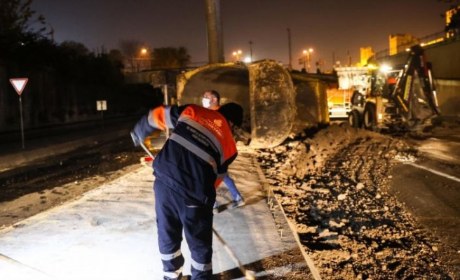 Zeytinburnu'nda toprak yüklü hafriyat kamyonu yola devrildi: 1yaralı
