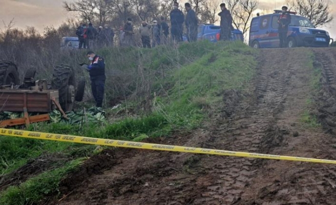 Balıkesir'de devrilen traktörün altında kalan baba ve oğlu öldü