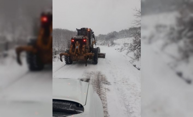 Balıkesir'de kar nedeniyle kapanan mahalle yolları açıldı