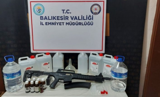 Balıkesir'de sahte içki üretip sattıkları iddia edilen 2 kişi yakalandı