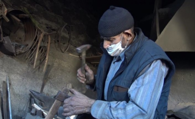 Balıkesirli 85 yaşındaki Mehmet usta ömrünü demirciliğe adadı