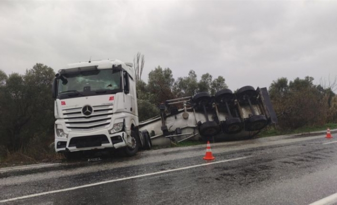 Bursa'da devrilen tankerin sürücüsü yaralandı