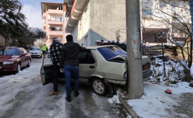 Bursa'da hırsızlık şüphelileri çalıntı otomobille polisten kaçarken kaza yaptı