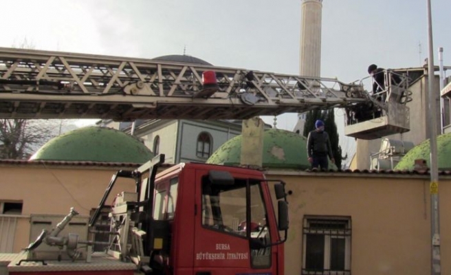 Bursa'da hırsızlık şüphelisi cami avlusunun çatısında yakalandı