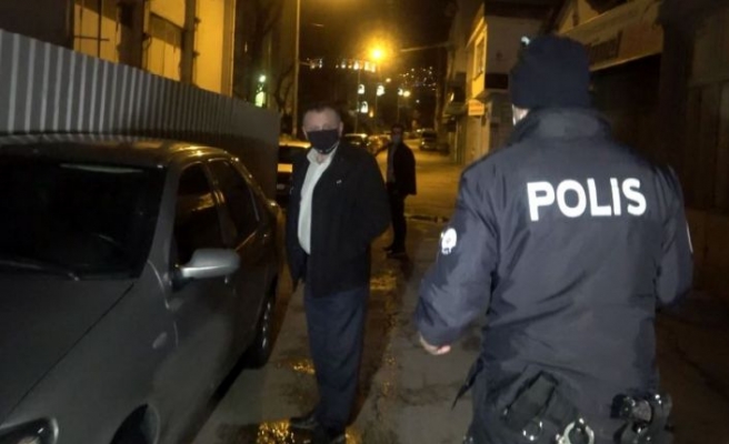 Bursa'da iki kez mühürlenen kahvehanede kumar oynarken polisi fark edip arka kapıdan kaçtılar
