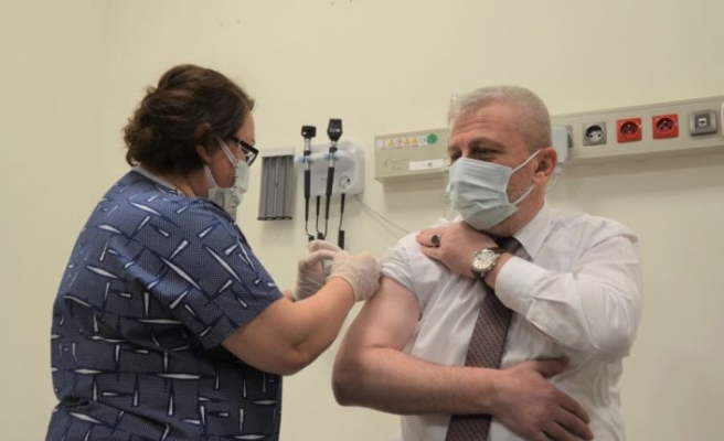 Bursa'da ilk gün 10 binin üzerinde sağlık çalışanı Kovid-19 aşısı oldu