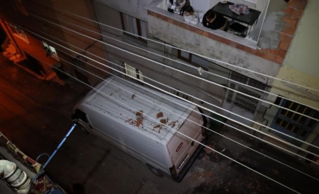 Bursa'da lodosun etkisiyle bir evin çatısı uçtu