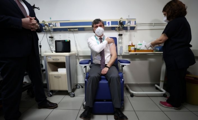 Bursa'da sağlık personeline CoronaVac aşısının ilk dozu yapılmaya başlandı