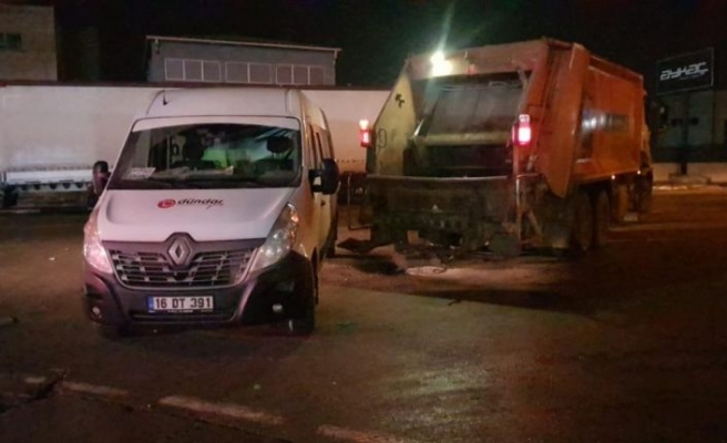 Bursa'da servis aracı ile çöp kamyonu arasında sıkışan işçi yaralandı
