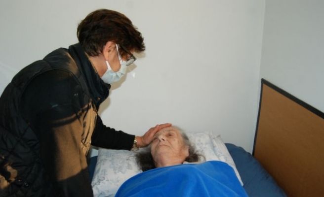 Çanakkale ve Balıkesir'de 85 yaş üzerindeki vatandaşlara aşı yapılmaya başlandı