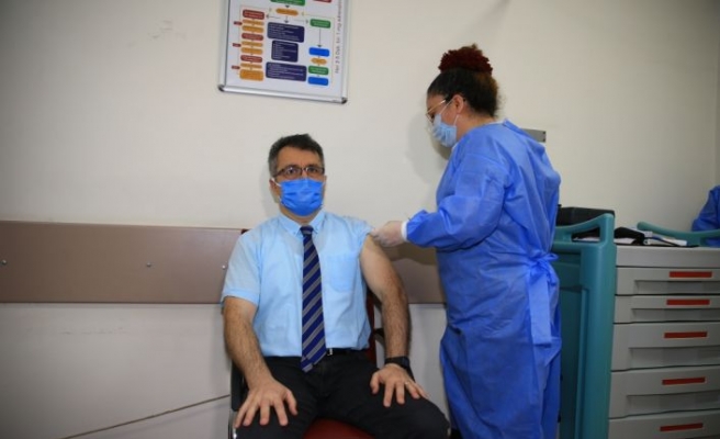 CoronoVac aşısı sağlık çalışanlarına uygulanmaya başlandı