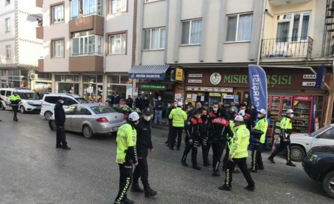 Edirne'de “dur“ ihtarına uymayarak polis aracına çarpan otomobildeki 2 kişi yakalandı