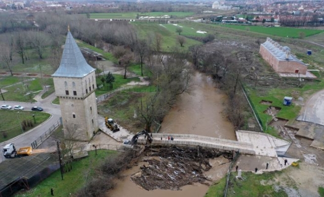 Edirne'de taşkında kemerleri kütüklerle tıkanma aşamasına gelen Fatih Köprüsü temizlendi