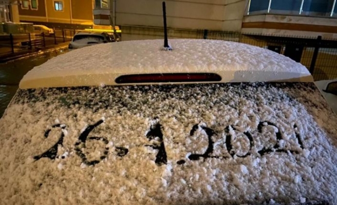 Edirne'de vatandaşlar kar top oynayarak kar yağışının keyfini çıkardı