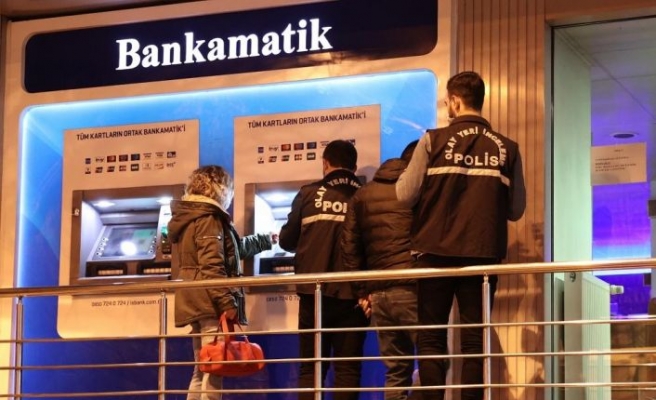 Esenler'de ATM'nin kartını yutmasına sinirlenen kişi bankanın camını kırdı