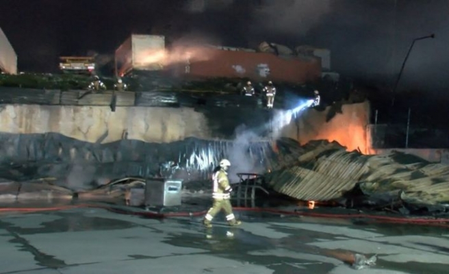 Esenyurt'ta plastik sandalye fabrikasının bahçesinde çıkan yangın söndürüldü
