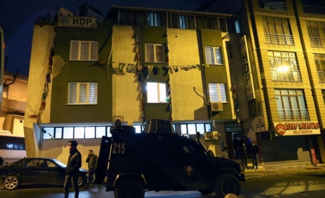 HDP Esenyurt ilçe binasına operasyon