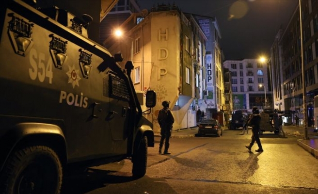 HDP Esenyurt ilçe binasındaki operasyon çerçevesinde iki şüpheli gözaltına alındı