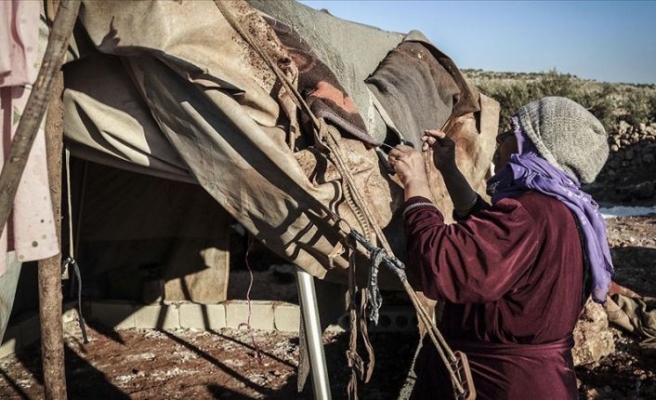 İdlibli aileler çürüyen çadırlarını yamayarak soğuktan korunmaya çalışıyor