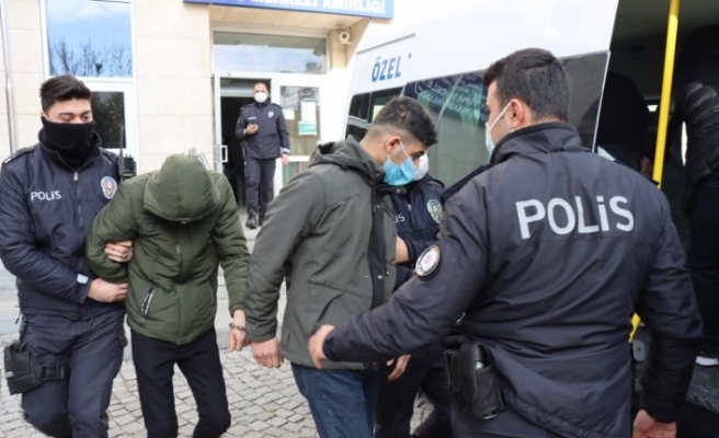 İstanbul'dan çaldıkları otomobille Kırklareli'nde saklanırken yakalanan 3 zanlı tutuklandı