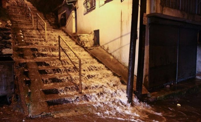İzmir'de sağanak sel ve su baskınlarına neden oldu