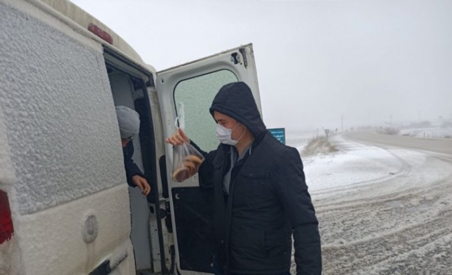 Karla mücadele ekiplerini ziyaret eden Edirne Valisi Canalp muhtara kar temizliğinde yardım etti