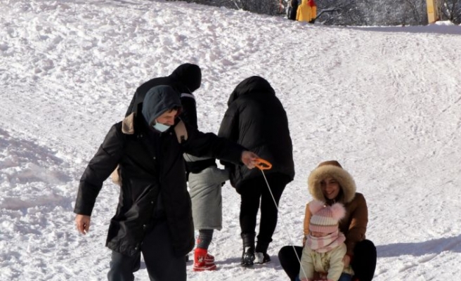 Kartepe'de kayak pistlerinin yarın beklenen yoğun kar yağışının ardından açılması planlanıyor
