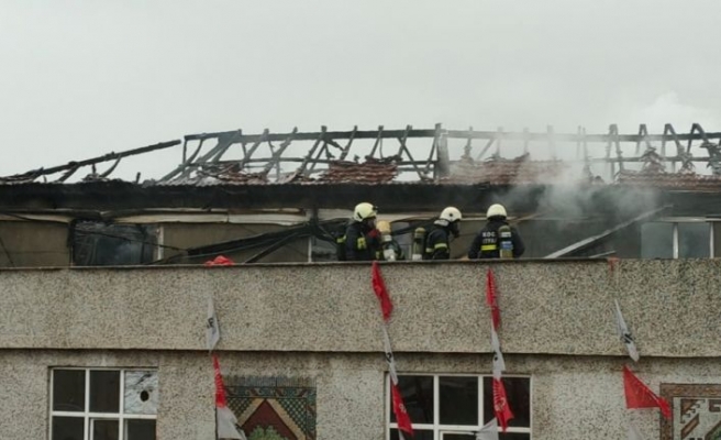 Kocaeli'de bir binanın çatısında çıkan yangın söndürüldü