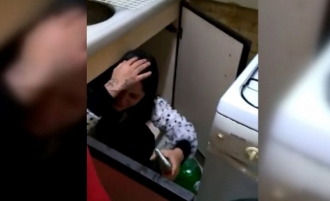 Kumar baskınında polisleri gören kadın mutfak tezgahının altına saklandı