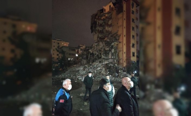 Maltepe'de yıkımı devam eden binadan düşen molozlar korkuya sebep oldu