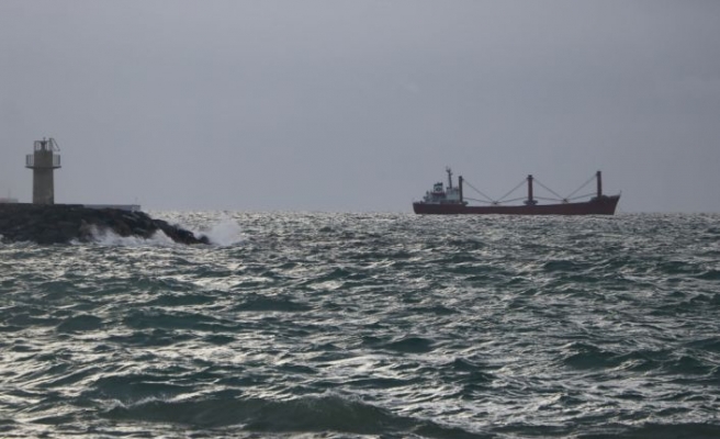 Marmara Denizi'nde etkili olan lodos 2 gündür deniz ulaşımını aksatıyor
