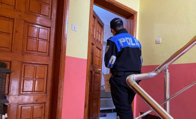 Sakarya polisi ev ev gezerek vatandaşları hırsız ve dolandırıcılara karşı uyarıyor